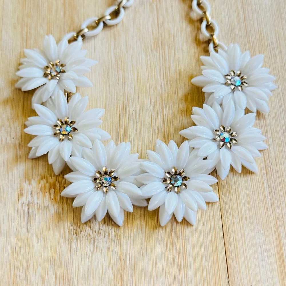 VtG Daisy Flower Necklace Aurora Borealis Crystal Faceted‎ Celluloid 60s Chunky